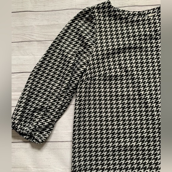 Everleigh Black and Gray Houndstooth Checkered 3/4 Balloon Sleeves Top in Size M - Picture 5 of 10